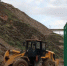 图为挖掘机进行路面淤泥清理。　陈龙 摄 - 甘肃新闻