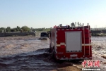 7月9日19时许，位于甘肃省敦煌市秦家湾附近河道一旅游中巴车从景点返回途中被洪水围困，消防开展救援。　黄琦 摄 - 甘肃新闻