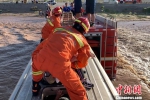 图为消防车开到中巴车旁，在两车车顶搭建6米拉梯，救出被困人员。　黄琦 摄 - 甘肃新闻