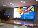 图为江西飞腾通用航空公司总经理张国峰介绍热气球。杜萍 摄 - 甘肃新闻