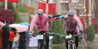 千余骑手甘南挑战高海拔赛道 草原上推广自行车文化 - 甘肃新闻