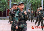 甘肃暑假：学生变身兵娃娃 摸爬滚打练意志 - 中国甘肃网