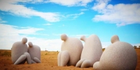 图为雕塑艺术精品矗立在浩翰沙漠中。　马爱彬 摄 - 甘肃新闻