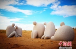 图为雕塑艺术精品矗立在浩翰沙漠中。　马爱彬 摄 - 甘肃新闻