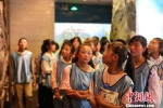 图为孩子们参观甘肃省博物馆。　崔琳 摄 - 甘肃新闻