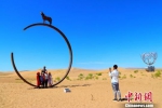 图为游客在沙漠雕塑公园游览留影。　马爱彬 摄 - 甘肃新闻