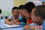 图为小朋友们练习普通话发音。　周昱含 摄 - 甘肃新闻