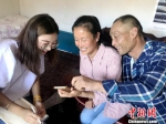 图为小分队成员采访高庄村村民，了解扶贫情况。　刘婧 摄 - 甘肃新闻