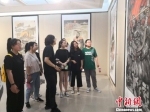 图为学习绘画的学生在听老师讲解画作特色。　杨娜 摄 - 甘肃新闻