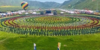图为近日西藏、云南、四川、青海、甘肃五省藏区的31支藏族锅庄舞队伍在甘肃甘南州碌曲县草原上跳起了“万人锅庄”。(资料图) 李生瑞 摄 - 甘肃新闻