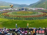 图为近日西藏、云南、四川、青海、甘肃五省藏区的31支藏族锅庄舞队伍在甘肃甘南州碌曲县草原上跳起了“万人锅庄”。(资料图) 李生瑞 摄 - 甘肃新闻
