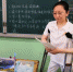 甘肃“双拐教师”张兰萍，从事教育工作30余年来，经历过泪水、艰辛，但她用敬业精神以及先进教学理念“征服”学生家长的心。　刘玉桃 摄 - 甘肃新闻