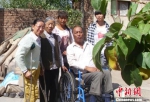 图为张兰萍和她帮助的困难家庭合影。(资料图) 钟欣 摄 - 甘肃新闻