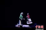 7月21日晚，首届西部五省区藏族舞蹈展演活动在甘肃省甘南藏族自治州夏河县举行。(资料图) 徐雪 摄 - 甘肃新闻