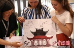 图为俄罗斯女孩展示以中国园林为元素的自创手工书。　闫姣 摄 - 甘肃新闻