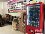 基地里的自动售货机。　王祖敏 摄 - 甘肃新闻
