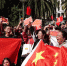 8月18日，在美国旧金山市中心联合广场，当地华侨华人自发举行和平集会，表达爱国爱港心声。新华社记者 吴晓凌 摄 - 人民网