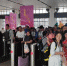 图为武威南车务段张掖西车站客运人员迎接学生旅客进站。　安敏中 摄 - 甘肃新闻