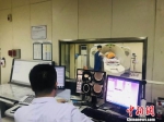 图为东乡县患者转运至甘肃省人民医院治疗。(资料图) 钟欣 摄 - 甘肃新闻