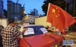 （港澳台·图文互动）（1）挂国旗、促稳定：香港的士司机发起“守护香港，风雨同舟”大行动 - 人民网