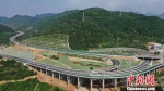 “逢山开路、遇水架桥”……新中国成立70年以来，甘肃公路总里程由实际能通行汽车的3200多公里，发展为目前逾14.32万公里，全省公路通车总里程增加44倍。图为陇南山区蜿蜒的高速公路。　张宾 摄 - 甘肃新闻