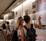 图为冉艺飞去年在台湾参展麦秆画时，现场吸引众多观赏者驻足了解通渭麦秆画。(资料图) 钟欣 摄 - 甘肃新闻