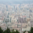 图为披了“绿装”的皋兰山顶上俯瞰兰州城区。（资料图）　南如卓玛　摄 - 甘肃新闻