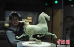 图为出土自甘肃武威市境内的中国旅游标志——“铜奔马”。(资料图) 杨艳敏 摄 - 甘肃新闻