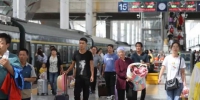 暑运期间，中国铁路兰州局集团有限公司管内游客如织。(资料图) 宋佳龙 摄 - 甘肃新闻