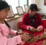 图为甘肃省贫困妇女经过当地妇联培训后掌握一技之长，编织工艺品以增加收入。(资料图) 徐雪 摄 - 甘肃新闻