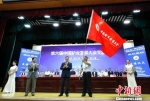 图为现场举行第六届中国驴业发展大会交旗仪式。　赵永祥 摄 - 甘肃新闻