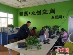 图为岷县电子商务创业者李爱军(左一)对电商爱好者进行培训辅导。(资料图) 钟欣 摄 - 甘肃新闻