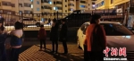 图为9月16日夜，张掖市肃南县民众在户外避险。　武雪峰 摄 - 甘肃新闻