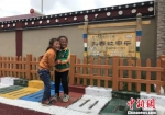 图为碌曲县尕秀村藏族小孩在牧家乐门前嬉戏玩耍。　闫姣 摄 - 甘肃新闻