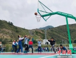 藏族小学生课下进行篮球比赛。艾庆龙 摄 - 甘肃新闻