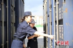 图为兰州海关工作人员监管中欧班列货物。(资料图) 兰州海关供图 摄 - 甘肃新闻