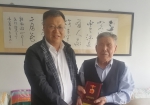 校领导为学校离休干部颁发“庆祝中华人民共和国成立70周年纪念章” - 兰州城市学院