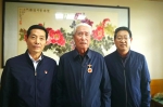 校领导为学校离休干部颁发“庆祝中华人民共和国成立70周年纪念章” - 兰州城市学院