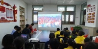 10月1日上午，甘肃兰州的部分群众自发来到中共甘肃工委纪念馆观看国庆阅兵式。（张同喜 摄） - 人民网