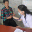 图为张惠萍在甘肃陇南中医院麻醉科工作，为患者看诊。受访者供图 - 甘肃新闻