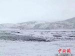图为10月6日，甘肃张掖市民乐县扁都口一片“雪国世界”。　钟欣 摄 - 甘肃新闻