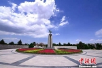 图为坐落在武威雷台汉墓景区的中国旅游标志“铜奔马”塑像。　钟欣 摄 - 甘肃新闻