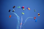 10月11日，跳伞表演队在飞行大会上进行跳伞表演。 - 人民网