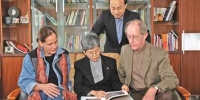 2005年10月12日，樊锦诗向美国盖蒂保护所阿根钮先生和玛莎女士介绍敦煌研究院的学术成果。受访者供图 - 甘肃新闻