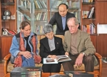 2005年10月12日，樊锦诗向美国盖蒂保护所阿根钮先生和玛莎女士介绍敦煌研究院的学术成果。受访者供图 - 甘肃新闻