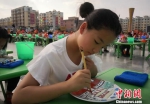 图为甘肃省白银市平川区小学生参加陶艺创作大赛。(资料图) 刘玉桃 摄 - 甘肃新闻