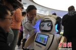 图为华媒采访团员“对话”机器人。　杨艳敏 摄 - 甘肃新闻