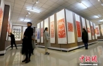 图为镇原县文化馆内展出的精美剪纸作品，吸引众多爱好者前来参观。　高展 摄 - 甘肃新闻