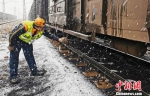 甘肃多地降温降雪 中铁兰州局启打冰除雪应急预案 - 甘肃新闻