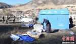 图为武警救援部队已经在扎油乡拉尔代村搭建了救援帐篷。　杨艳敏 摄 - 甘肃新闻